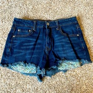 Aeropostale women’s high waisted shorty jean shorts, dark wash size 8